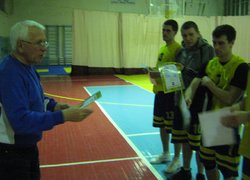 Нагородження проводить головний суддя змагань Кулик Олексій Федорович